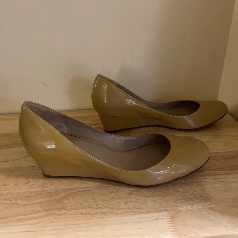 Cole Haan Nike Air Tan Patent Leather Wedge Pumps Round Toe D34710 8B